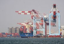 Va chạm kinh hoàng giữa tàu trên 90.000 tấn với cẩu bờ tại cảng Kaohsiung