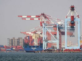 Va chạm kinh hoàng giữa tàu trên 90.000 tấn với cẩu bờ tại cảng Kaohsiung