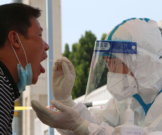 Số ca nhiễm COVID-19 tăng lên tại Trung Quốc đặt chuỗi cung ứng trước rủi ro đứt gãy trên diện rộng