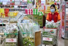 Guồng quay 15 ngày ‘đi chợ hộ’ ở TP.HCM