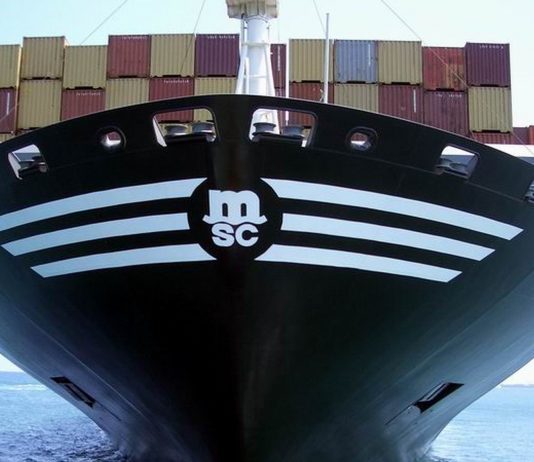 Các hãng tàu lớn tạm ngưng chở hàng đến Nga