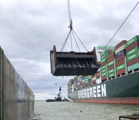 Nhóm cứu hộ nỗ lực giải cứu tàu Ever Forward, nhưng chưa thành công