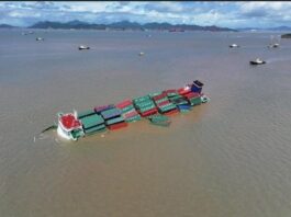 Va chạm hàng hải nghiêm trọng, hàng chục container rơi xuống biển