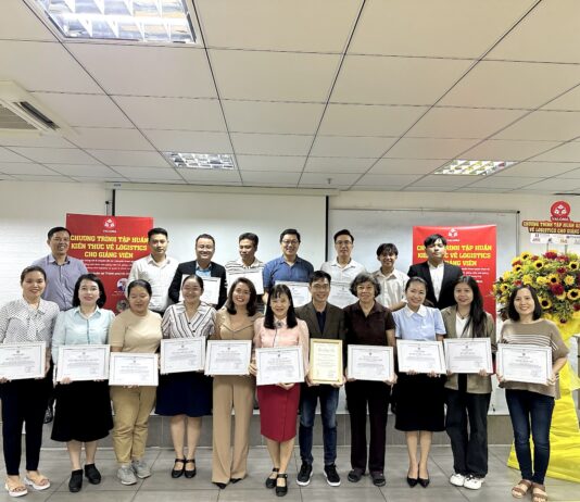 Chúc mừng VALOMA tổ chức thành công chương trình tập huấn kiến thức Logistics cho giảng viên lần 2 Hình ảnh các học viên nhận chứng nhận trong buổi bế mạc
